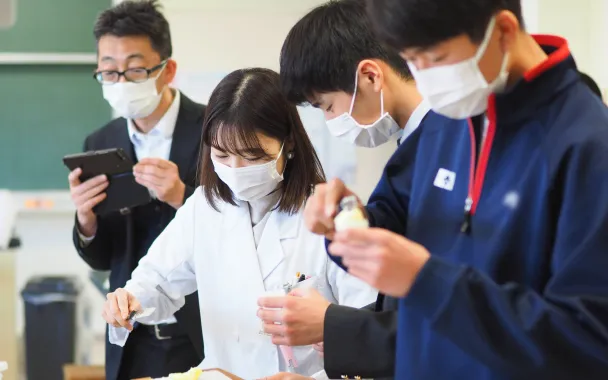 小学校でのお仕事体験の様子