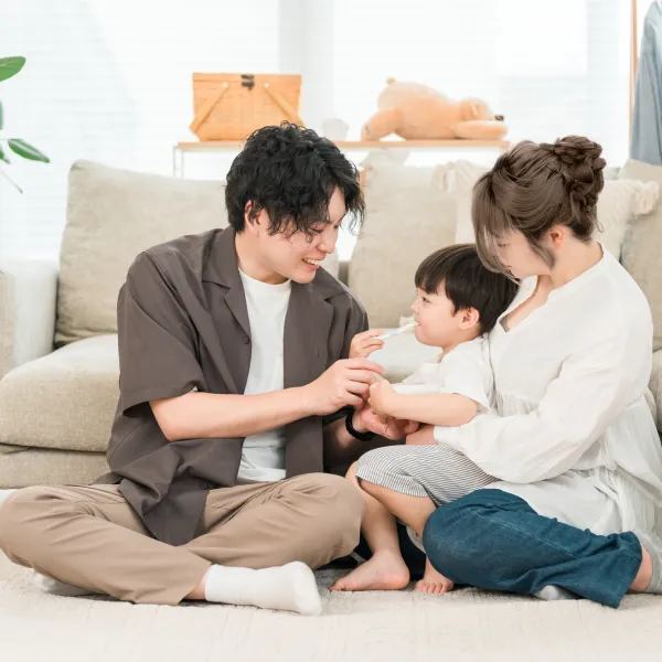 自宅でくつろぐ家族