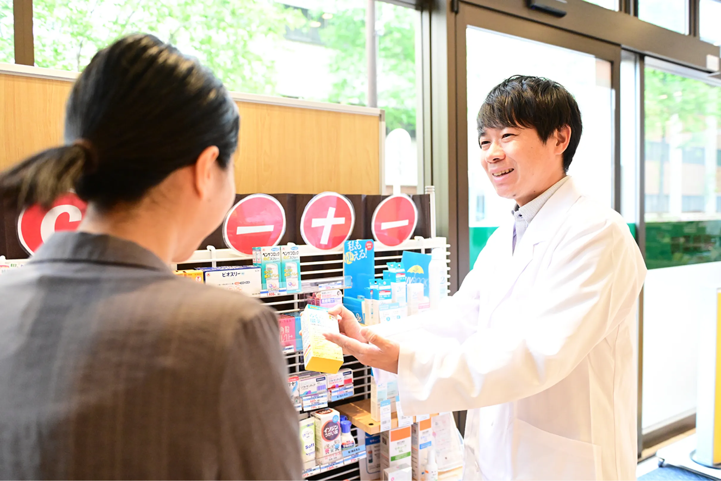薬剤師がそっと支える安心と健康のイメージ